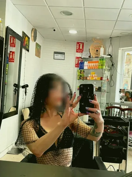 Ella, 33