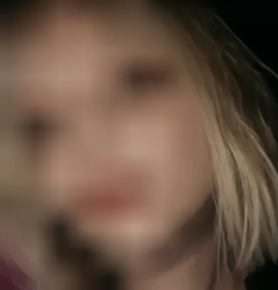 Isobel, 19