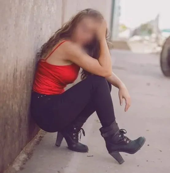 Lara, 37