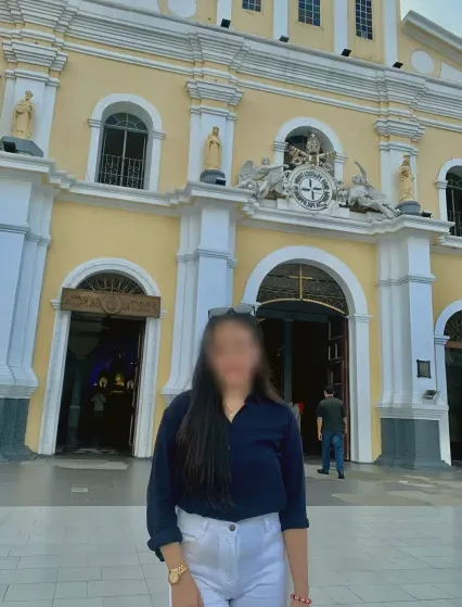 Lauren, 24