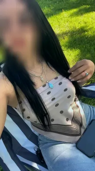 Mia, 25