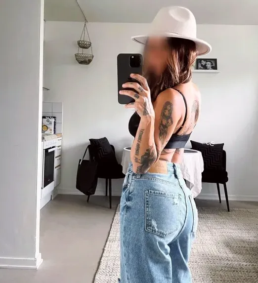 Naomi, 27