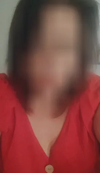 Zoe, 37